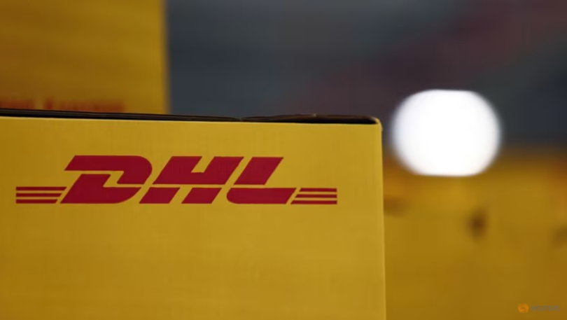 Các gói hàng bên trong trung tâm giao hàng DHL Express của tập đoàn bưu chính và hậu cần Đức Deutsche Post DHL tại sân bay Roissy Charles de Gaulle, Pháp. Ảnh: Reuters.
