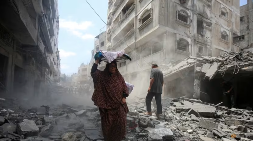 Người dân Palestine kiểm tra hiện trường vụ không kích của Israel vào buổi sáng tại thành phố Gaza, ngày 8/8. Ảnh: Reuters.