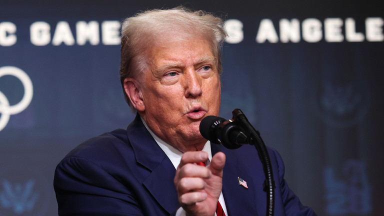 Tổng thống Mỹ Donald Trump phát biểu với các phóng viên tại Tòa nhà Văn phòng Hành pháp Eisenhower, Washington, DC, ngày 5/8. ảnh: Getty.