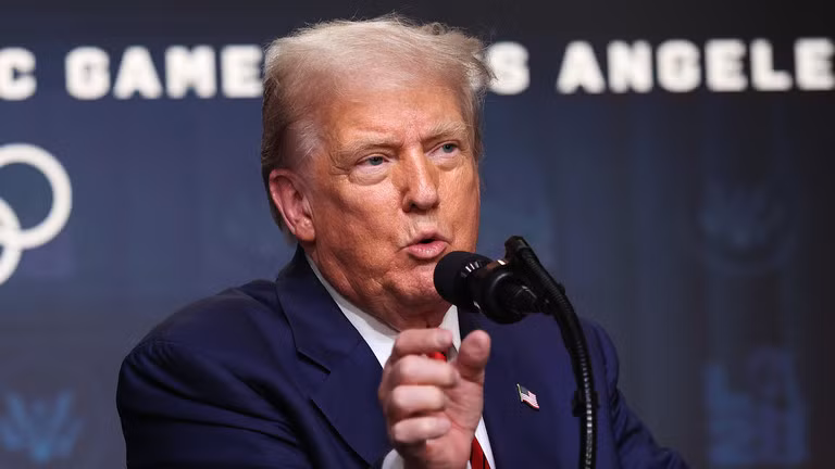 Tổng thống Mỹ Donald Trump phát biểu với các phóng viên tại Tòa nhà Văn phòng Hành pháp Eisenhower, Washington, DC, ngày 5/8. ảnh: Getty.