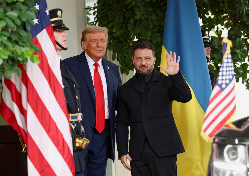 Tổng thống Ukraine Volodymyr Zelensky vẫy tay chào khi gặp Tổng thống Mỹ Donald Trump tại Nhà Trắng hôm 18/8. Ảnh: Reuters.