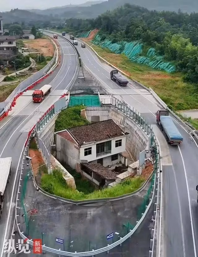 Ngoi nha Trung Quoc.jpg