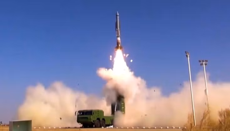 Hình ảnh một vụ phóng tên lửa hành trình DF-100. Ảnh: MW.