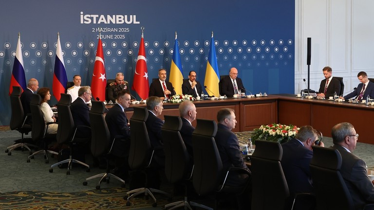 Các thành viên của phái đoàn tham dự vòng đàm phán trực tiếp thứ hai giữa Nga và Ukraine tại Cung điện Ciragan ở Istanbul, Thổ Nhĩ Kỳ. Ảnh: Sputnik.