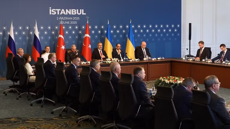 Các thành viên của phái đoàn tham dự vòng đàm phán trực tiếp thứ hai giữa Nga và Ukraine tại Cung điện Ciragan ở Istanbul, Thổ Nhĩ Kỳ. Ảnh: Sputnik.