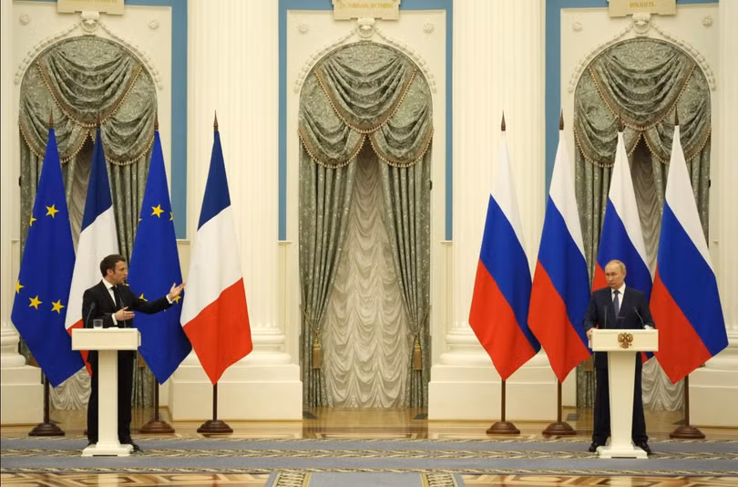 Lãnh đạo Pháp, Nga trong cuộc họp báo chung tại Moscow hôm 7/2 (Ảnh: AP)