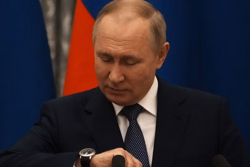 Tổng thống Nga Vladimir Putin xem đồng hồ trước cuộc họp báo chung với Tổng thống Pháp Emmanuel Macron (Ảnh: EPA)