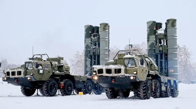 Hệ thống phòng không S-400 của Nga trong một cuộc tập trận ở Siberia (Ảnh: AP)