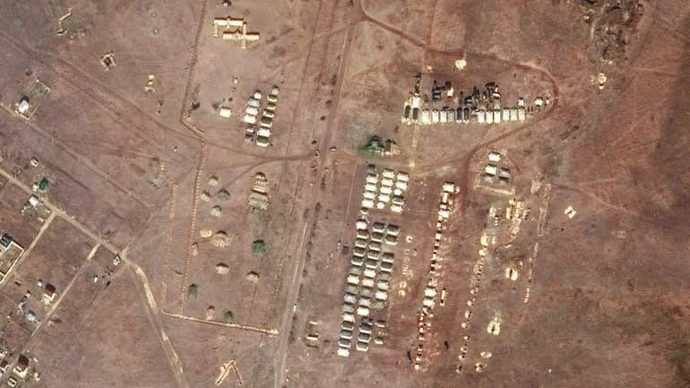 Nhiều cơ sở được trông thấy ở Novoozernoye, bán đảo Crimea trong hôm 18/2. Maxar nói rằng chúng là lều của binh sĩ và bệnh viện dã chiến. Các bức ảnh khác cho thấy nhiều phương tiện thiết giáp, xe chiến đấu bộ binh (Ảnh: Maxar) Nhiều cơ sở được trông thấy ở Novoozernoye, bán đảo Crimea trong hôm 18/2. Maxar nói rằng chúng là lều của binh sĩ và bệnh viện dã chiến. Các bức ảnh khác cho thấy nhiều phương tiện thiết giáp, xe chiến đấu bộ binh (Ảnh: Maxar)