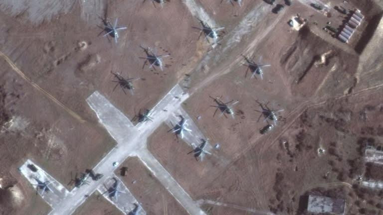 Bức ảnh chụp một căn cứ gần Hồ Donuzlav trên bán đảo Crimea ngày 13/2, cho thấy hơn 60 trực thăng quân sự, theo Maxar (Ảnh: Maxar) Bức ảnh chụp một căn cứ gần Hồ Donuzlav trên bán đảo Crimea ngày 13/2, cho thấy hơn 60 trực thăng quân sự, theo Maxar (Ảnh: Maxar)