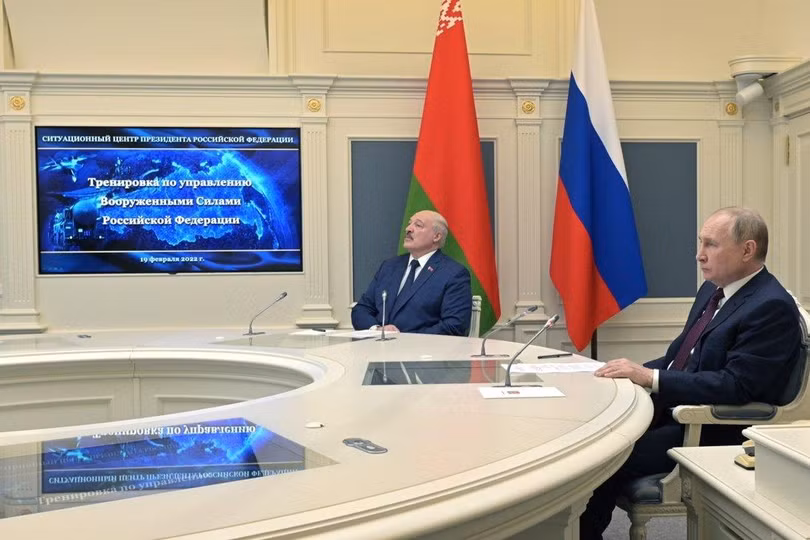 Tổng thống NGa Vladimir Putin và Tổng thống Belarus Alexander Lukashenko theo dõi cuộc tập trận qua màn hình (Ảnh: EPA)