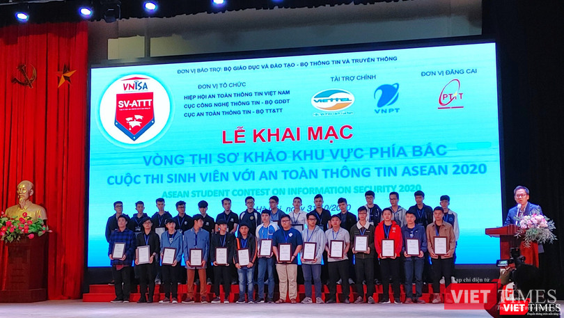 Đại diện 29 đội tại Lễ khai mạc Sơ khảo cuộc thi "Sinh viên với ATTT ASEAN 2020", diễn ra tại Hà Nội. Đại diện 29 đội tại Lễ khai mạc Sơ khảo cuộc thi "Sinh viên với ATTT ASEAN 2020", diễn ra tại Hà Nội.