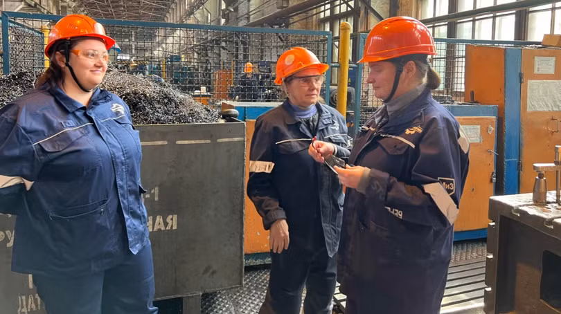 Cô Olha Vakulenko, trái, gia nhập nhà máy thép cách đây 6 tháng để làm việc với máy móc hạng nặng (Ảnh: Ft)