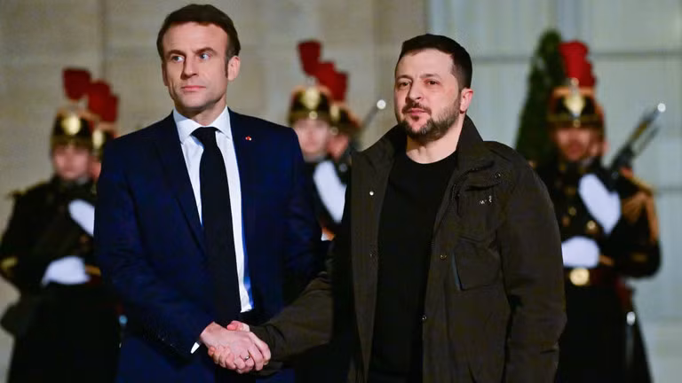 Tổng thống Pháp Emmanuel Macron chào đón Tổng thống Ukraine Volodymyr Zelensky ngày 16/2 tại Paris (Ảnh: Getty)