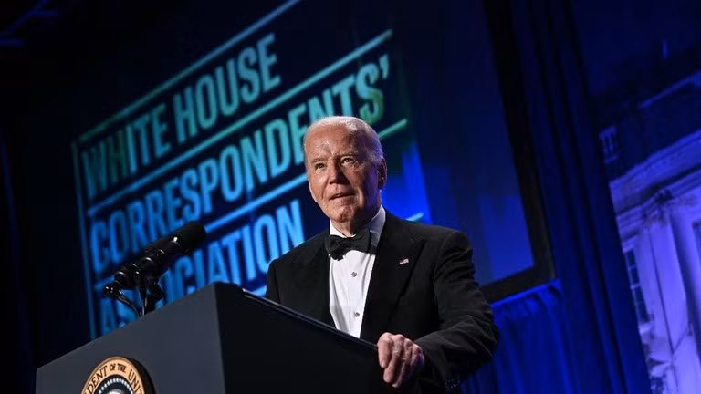 Tổng thống Mỹ Joe Biden phát biểu tại bữa tối của Hiệp hội Phóng viên Nhà Trắng tại khách sạn Washington Hilton, ở Washington, DC hôm 27/4 (Ảnh: AFP)