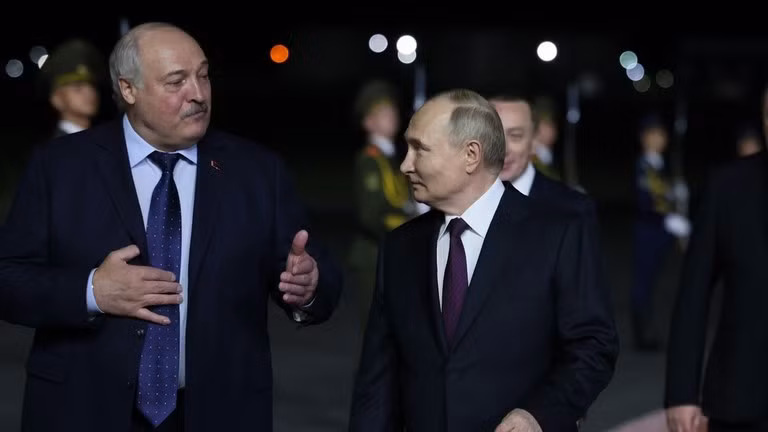 Tổng thống Belarus Alexander Lukashenko chào đón người đồng cấp Nga Vladimir Putin tại sân bay Minsk, ngày 23/5 (Ảnh: Sputnik)