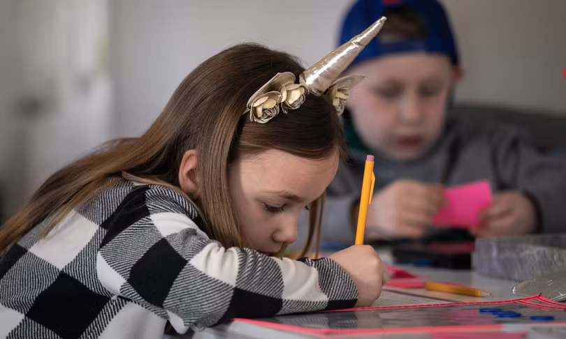 Nhiều nước đóng cửa trường học trong bối cảnh dịch virus corona, trẻ em phải ở nhà (Ảnh: Guardian)