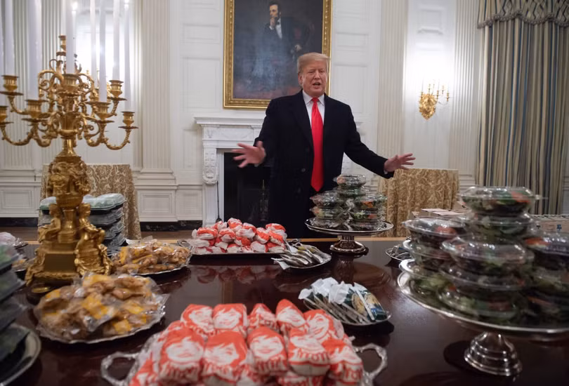 Tổng thống Trump trong bữa tiệc đồ ăn nhanh chiêu đãi đội Clemson Tigers ngày 19/1/2019 (Ảnh: CNBC)