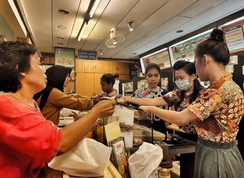 Khách nườm nườm tới mua Jamu tại cửa hiệu Jamu Bukti Mentjos, Jakarta (Ảnh: SCMP)