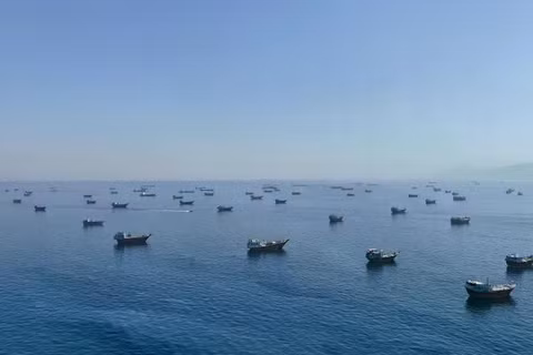Hình ảnh chụp từ máy bay không người lái cho thấy các tàu neo đậu tại eo biển Hormuz, nhìn từ Musandam, Oman, ngày 8/6. Ảnh: Reuters.