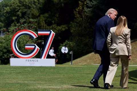 Ông Donald Trump và bà Giorgia Meloni trò chuyện sau khi chụp ảnh lưu niệm tại hội nghị thượng đỉnh G7. Ảnh: Reuters.
