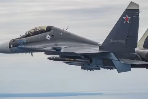 Máy bay chiến đấu Su-30SM2 của Hải quân Nga trang bị tên lửa Kh-31 trong cuộc đối đầu với máy bay Rafale của Pháp trên Biển Baltic. Ảnh: MW.