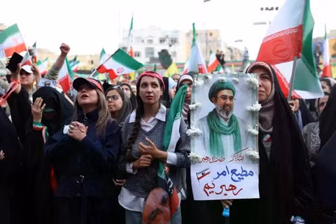 Người dân Iran tham gia một cuộc tuần hành để thể hiện sự ủng hộ và đoàn kết với nhà lãnh đạo tối cao mới của Iran, Ayatollah Mojtaba Khamenei, tại Tehran, Iran ngày 29/4. Ảnh: EPA.