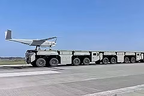 Một máy bay không người lái được phóng từ hệ thống phóng điện từ sử dụng các xe tải được kết nối với nhau tạo thành một bệ phóng liên tục. Ảnh: BIT/WeChat.