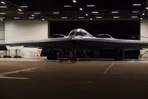 Phi hành đoàn thực hiện kiểm tra trước chuyến bay trên máy bay B-2 trong chiến dịch "Epic Fury" tháng trước. Ảnh: Không quân Mỹ.