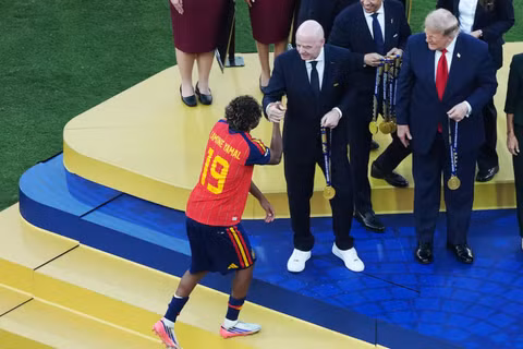 Tổng thống Mỹ Donald Trump và Chủ tịch FIFA Gianni Infantino trong lúc trao giải cho tuyển Tây Ban Nha. Ảnh: Reuters.