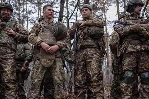 Tuyển quân cho quân đội Ukraine tại một địa điểm không được tiết lộ ở Ukraine vào ngày 11/11/2025. Ảnh: Getty.