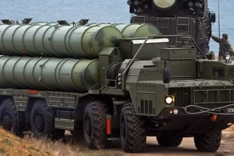 Hệ thống phóng tên lửa từ hệ thống S-400 của Nga. Ảnh: MW.