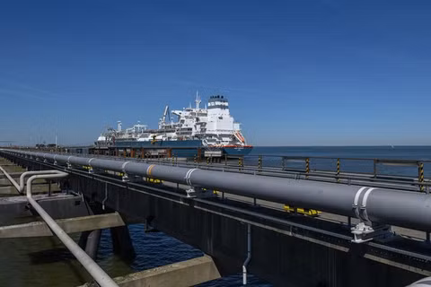 Hình ảnh đường ống dẫn khí tại trạm tiếp nhận khí hóa lỏng (LNG) ở Wilhelmshaven, Đức, ngày 30/4. Ảnh: Getty.