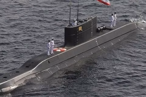 Tàu ngầm tấn công của Triều Tiên đang phục vụ trong biên chế Iran. Ảnh: MW.