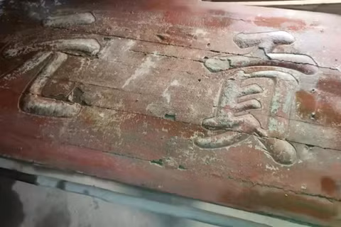 Một người đàn ông ở An Huy đã có một phát hiện gây sốc: chiếc bàn ăn cũ của gia đình ông thực chất là một tấm biển vinh danh thời nhà Thanh được cải tạo lại. Ảnh: Douyin.