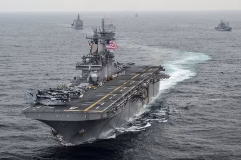 Tàu tấn công đổ bộ USS Boxer của Mỹ tham gia các cuộc tập trận. Ảnh: Getty.