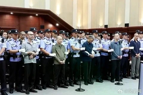 Bạch Ứng Thương (ngoài cùng bên trái) là một trong những thành viên chủ chốt của băng đảng tội phạm gia tộc họ Bạch bị xử tử ở Trung Quốc vì hàng loạt hoạt động bất hợp pháp ở Myanmar. Ảnh: SCMP.