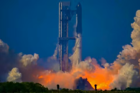 Phiên bản mới của tên lửa Starship của SpaceX được phóng từ căn cứ Starbase ở Texas. Ảnh: DPA.