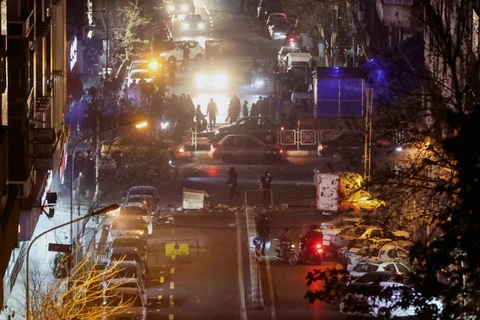 Người biểu tình Iran tập trung trên đường phố trong cuộc biểu tình phản đối sự sụp đổ giá trị đồng nội tệ, tại Tehran, Iran ngày 8/1. Ảnh: Reuters.