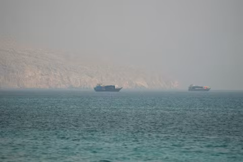 Các tàu thuyền tại eo biển Hormuz, nhìn từ Musandam, Oman, ngày 9/7. Ảnh: Reuters.