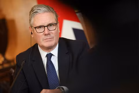Thủ tướng Anh Keir Starmer và Thủ tướng Nhật Bản Sanae Takaichi (không có trong ảnh) tham dự cuộc họp bàn tròn kinh doanh tại Phố Downing ở London, Anh, ngày 14/6. Ảnh: Reuters.