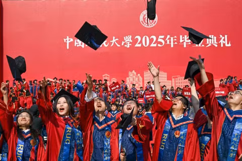 Các sinh viên tốt nghiệp ăn mừng sau lễ tốt nghiệp tại Đại học Nhân dân Trung Quốc ở Bắc Kinh. Ảnh: Xinhua.