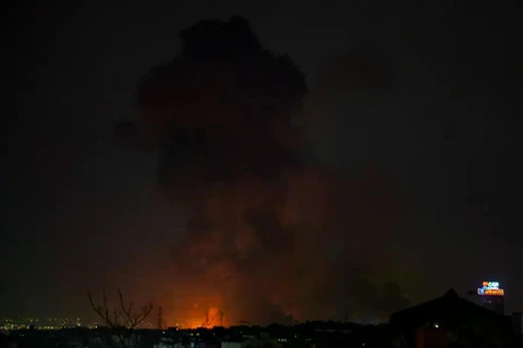 Nhiều vụ nổ xảy ra gần sân bay Mehrabad trong bối cảnh các cuộc không kích của Mỹ và Israel tại Tehran hôm 6/3. Ảnh: NYTimes.