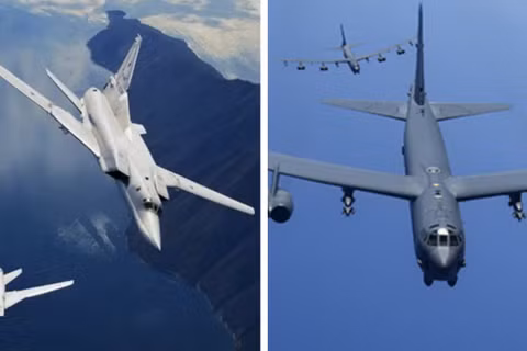 Máy bay ném bom Tu-22M3 của Nga (bên trái) và B-52H của Mỹ. Ảnh: MW.