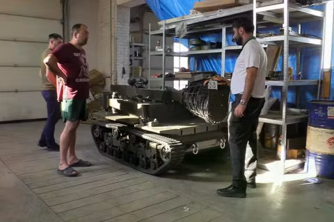 Murakha (có nghĩa là kiến ​​trong tiếng Ukraine) là một robot mặt đất được sử dụng để vận chuyển hàng hóa và thực hiện các nhiệm vụ cứu hộ. Ảnh: AJ.