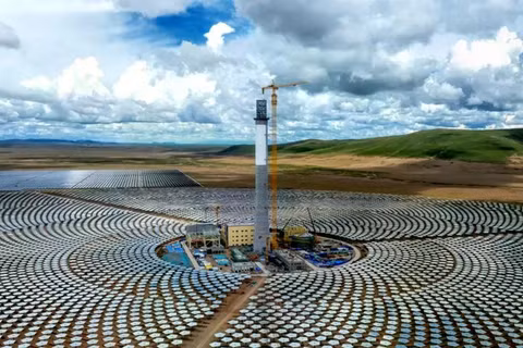 Một nhà máy nhiệt điện mặt trời dạng tháp công suất 100 MW tại huyện Amdo, thành phố Nagqu, Khu tự trị Tây Tạng, tây nam Trung Quốc. Ảnh: People's Daily.