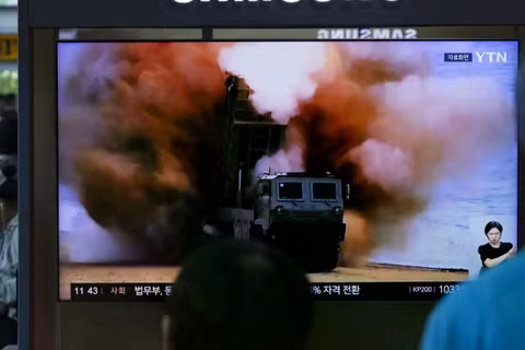 Người dân Seoul xem bản tin về vụ phóng tên lửa của Triều Tiên hôm thứ Tư. Ảnh: EPA.
