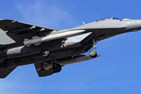 Máy bay chiến đấu MiG-29 của Không quân Serbia mang theo 2 tên lửa đạn đạo CM-400AKG của Trung Quốc. Ảnh: MW.