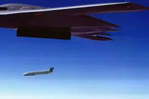 Máy bay B-2 phóng tên lửa hành trình LRASM. Ảnh: MW.