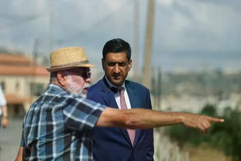 Nghị sĩ Mỹ Ro Khanna trò chuyện với một cư dân Palestine ở Turmus Aya, gần Ramallah, trong chuyến thăm khu Bờ Tây bị chiếm đóng hôm 9/7. Ảnh: Reuters.